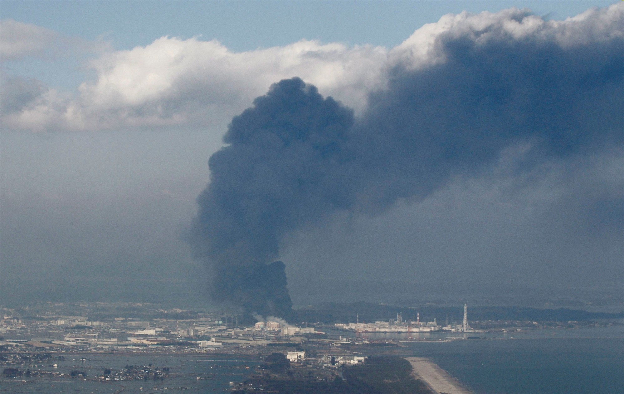 Аэс фукусима 1 2011. АЭС Фукусима ЦУНАМИ. АЭС Фукусима-1 взрыв. АЭС Фукусима-1, Япония, 2011. ЦУНАМИ В Японии 2011 АЭС.