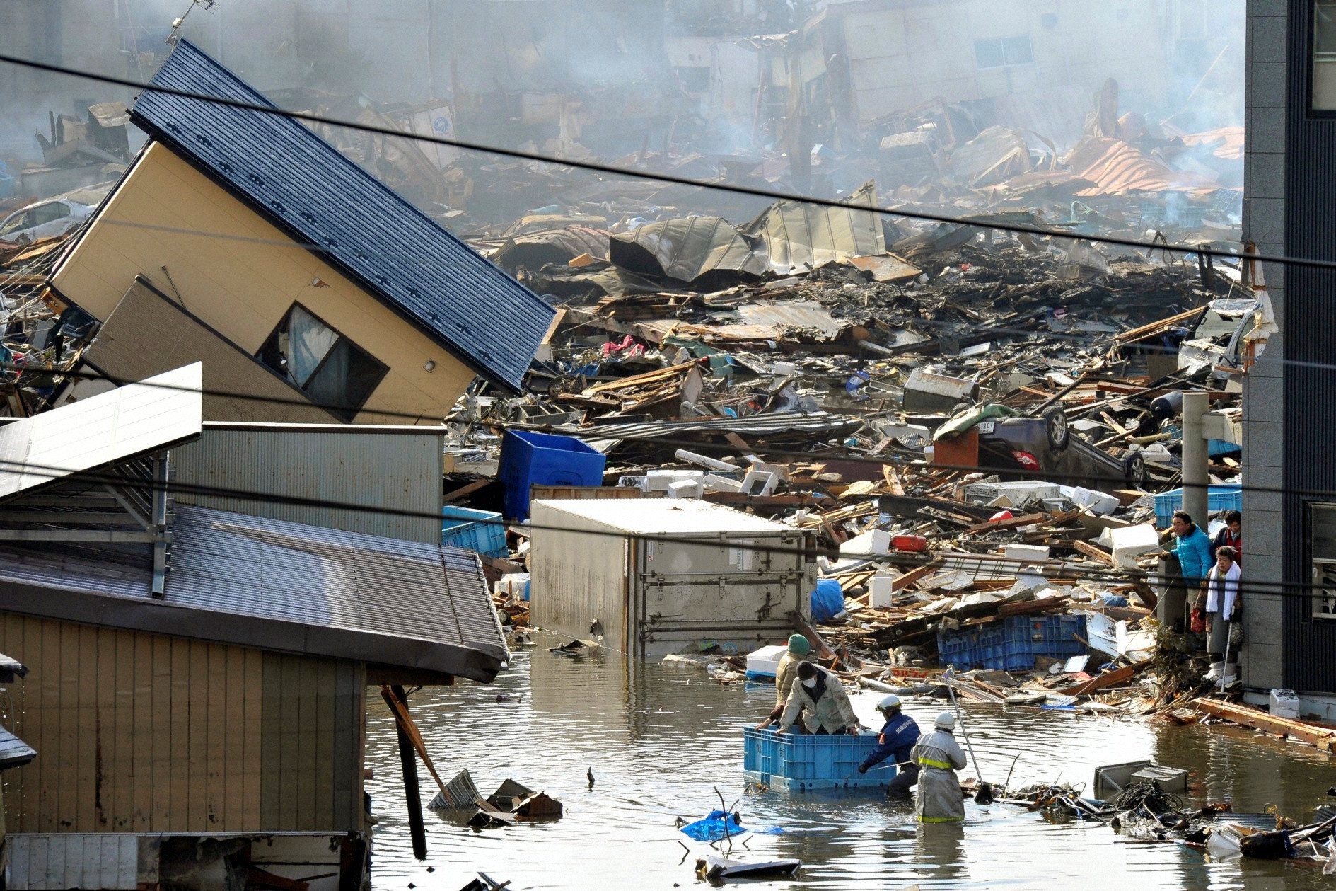 Землетрясение в реке. ЦУНАМИ В Японии в 2011. Япония ЦУНАМИ землетрясение в Японии 2011 2011. Землетрясение и ЦУНАМИ 2011 года в Тохоку.
