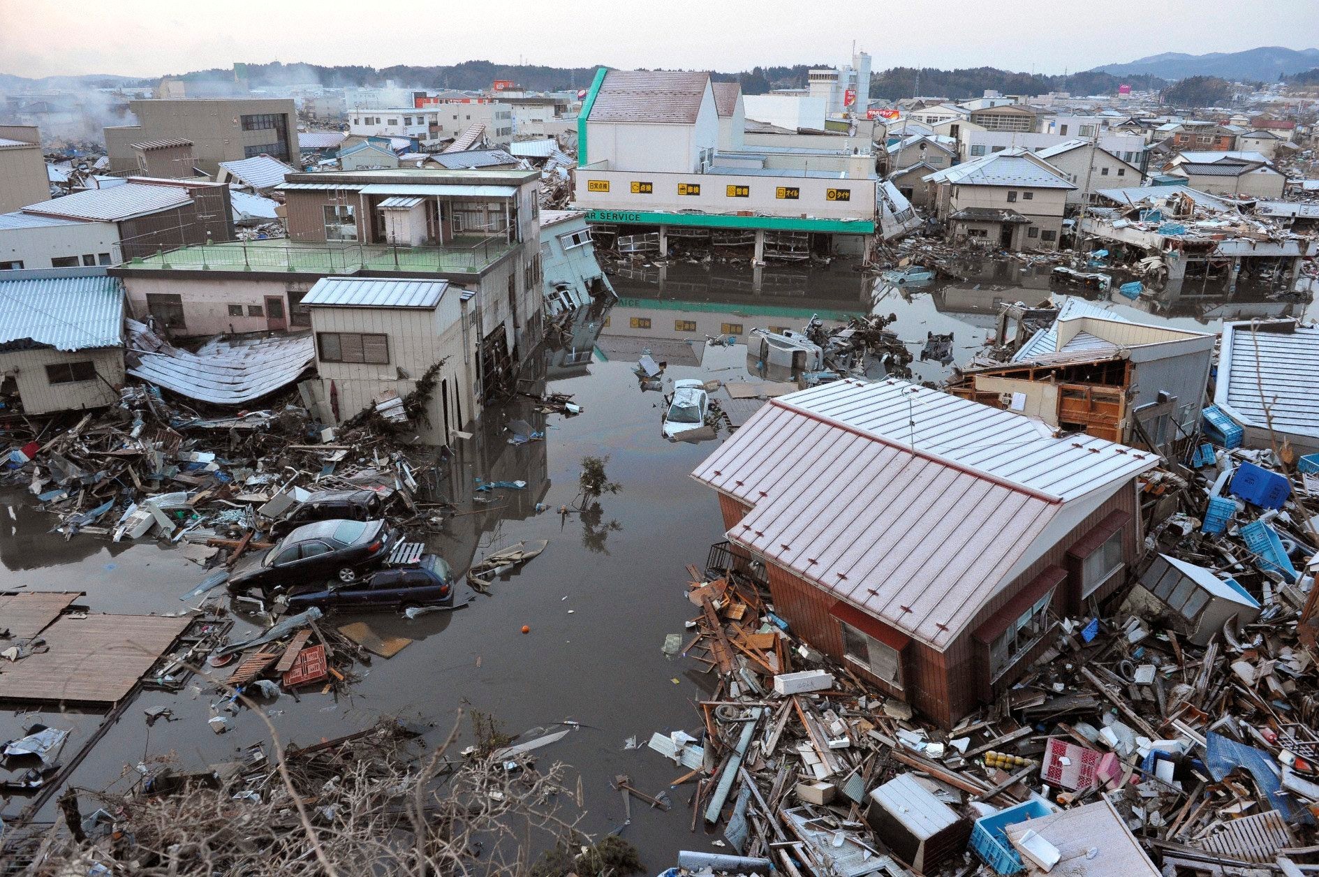 Землетрясение цунами. ЦУНАМИ В Японии в 2011. ЦУНАМИ ЦУНАМИ В Японии 2011. Землетрясение Тохоку 2011.