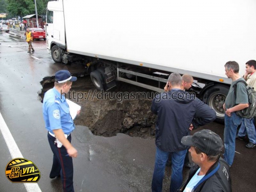 Киев, чуть не упал в провал проезжей части грузовик из-за дождей (18 фото)