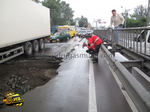 Киев, чуть не упал в провал проезжей части грузовик из-за дождей (18 фото)