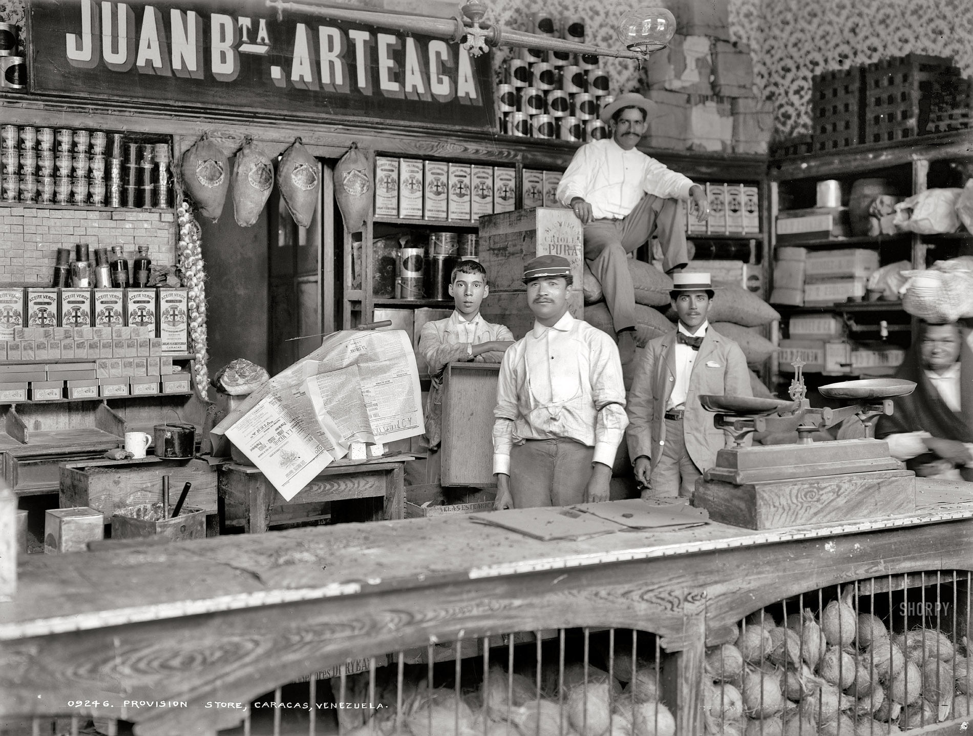 Старейший торговый. Продуктовый магазин 19 век в Америке. Америка магазины 1900. Магазины США В 20е. Магазин в начале 20 века в Америке.