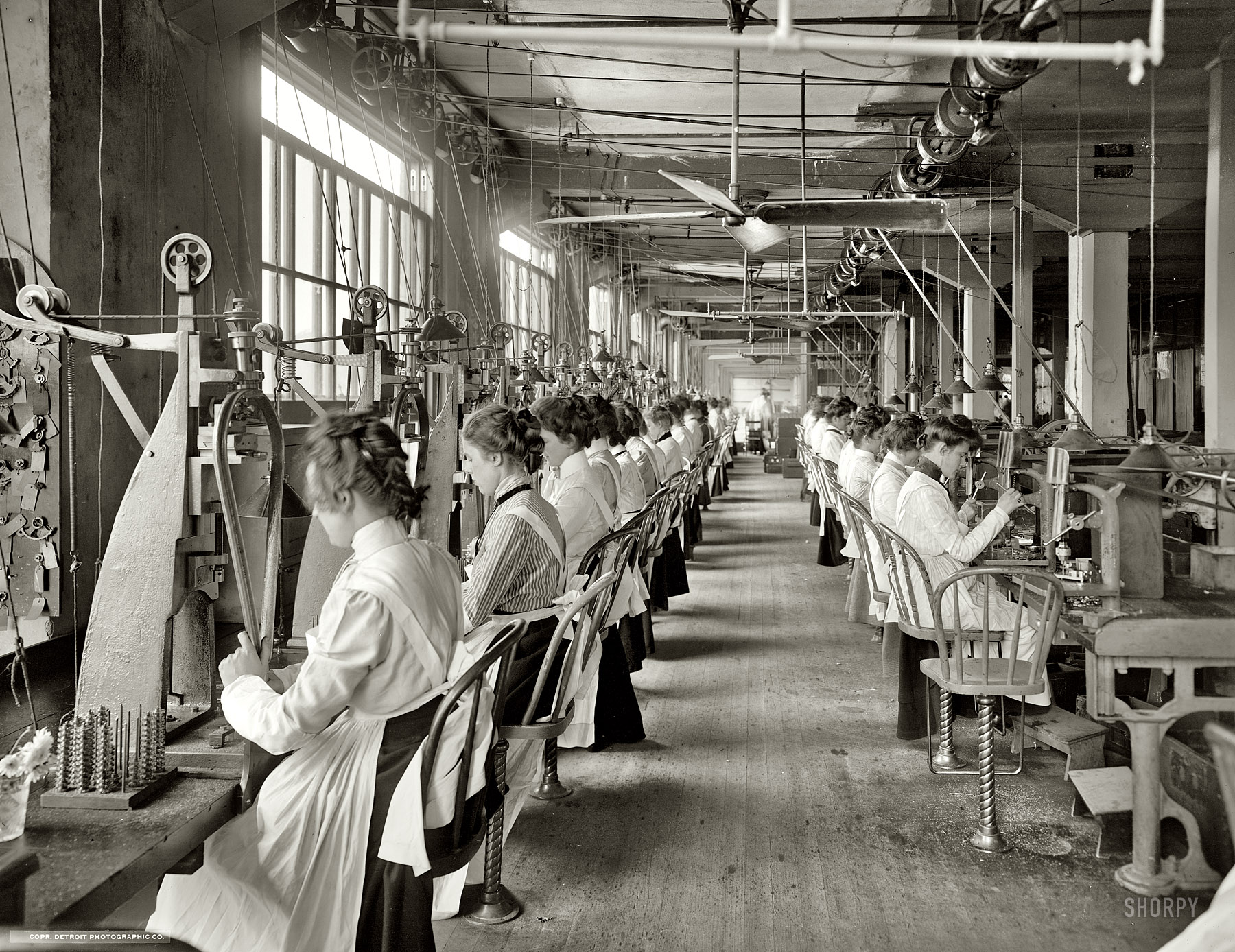 Производство 19 век. Фабрика в начале 20 века в США. Ткацкая фабрика Великобритания 19 век. Работницы на ткацкой фабрике 19 век Англия. Ткацкие фабрики в США В 18 веке.