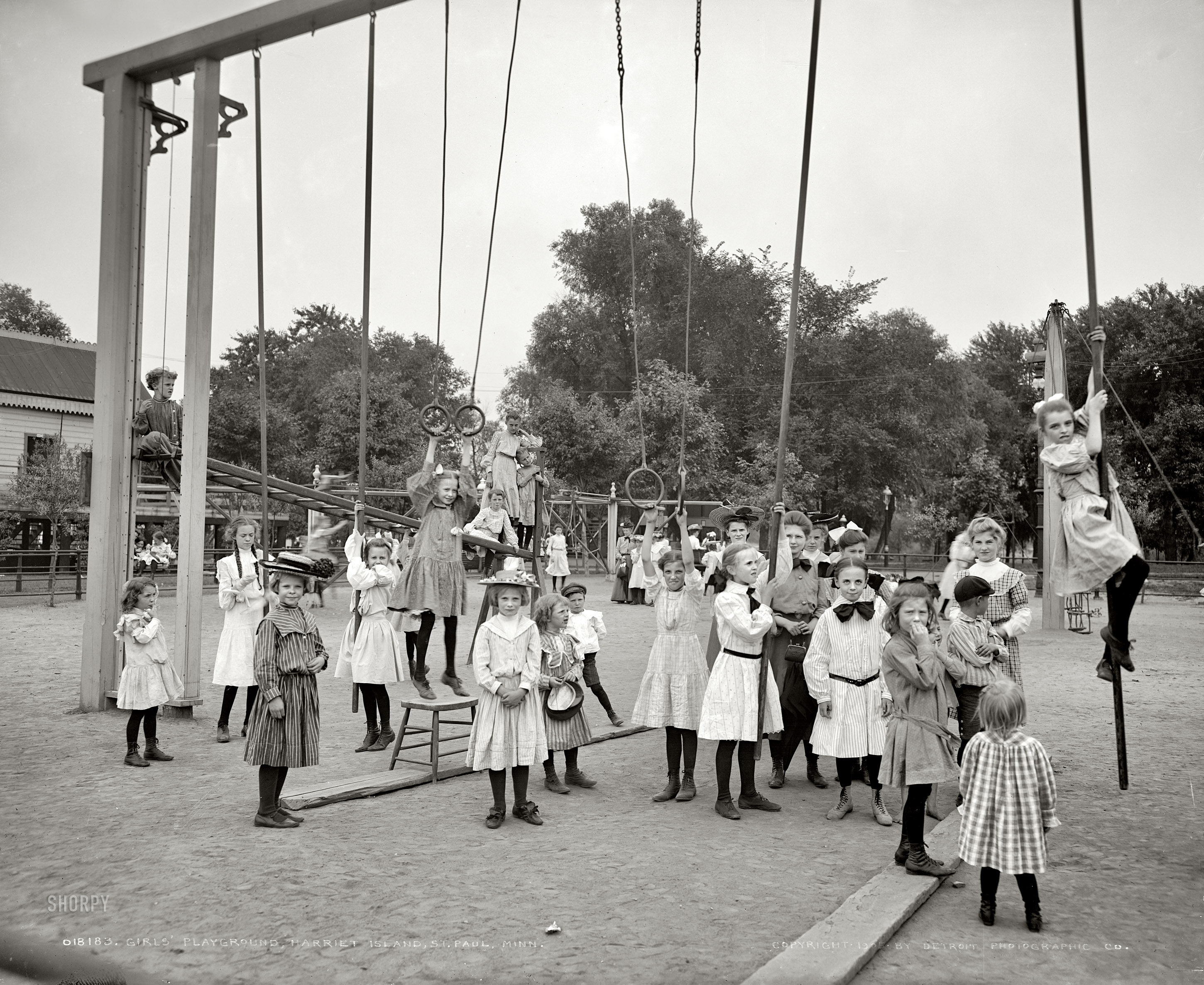 Swinging island. Детские площадки 1900 годов. Детские площадки США начало 20 века. Детские площадки в начале 20 века. Детские сад 20 век Америка.