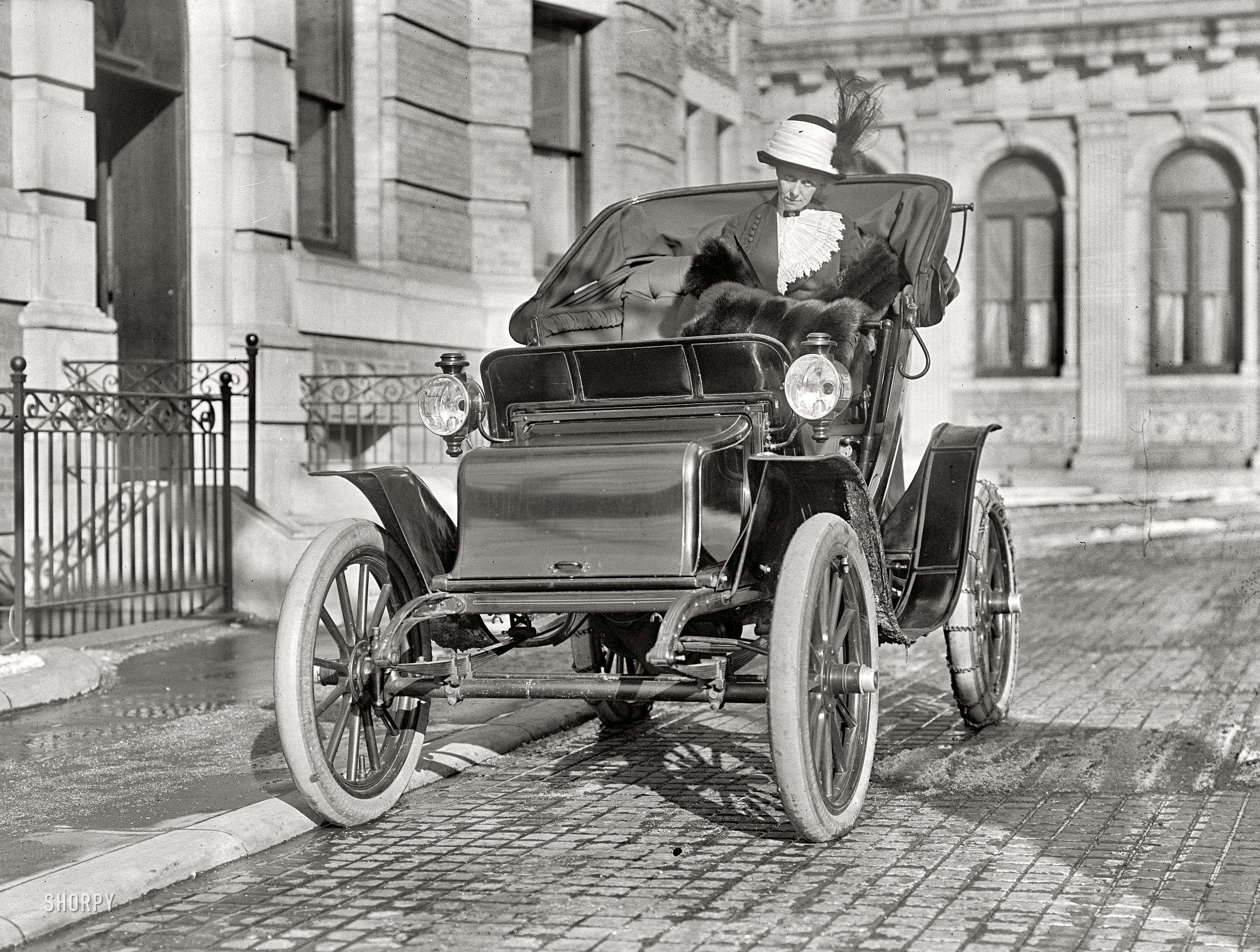 Машина прошла первый. Автомобиль Форд 1910 года. Электромобиль Baker Electric 1908. Генри Форд и Ford t 1908. Генри Форд машина 1910.