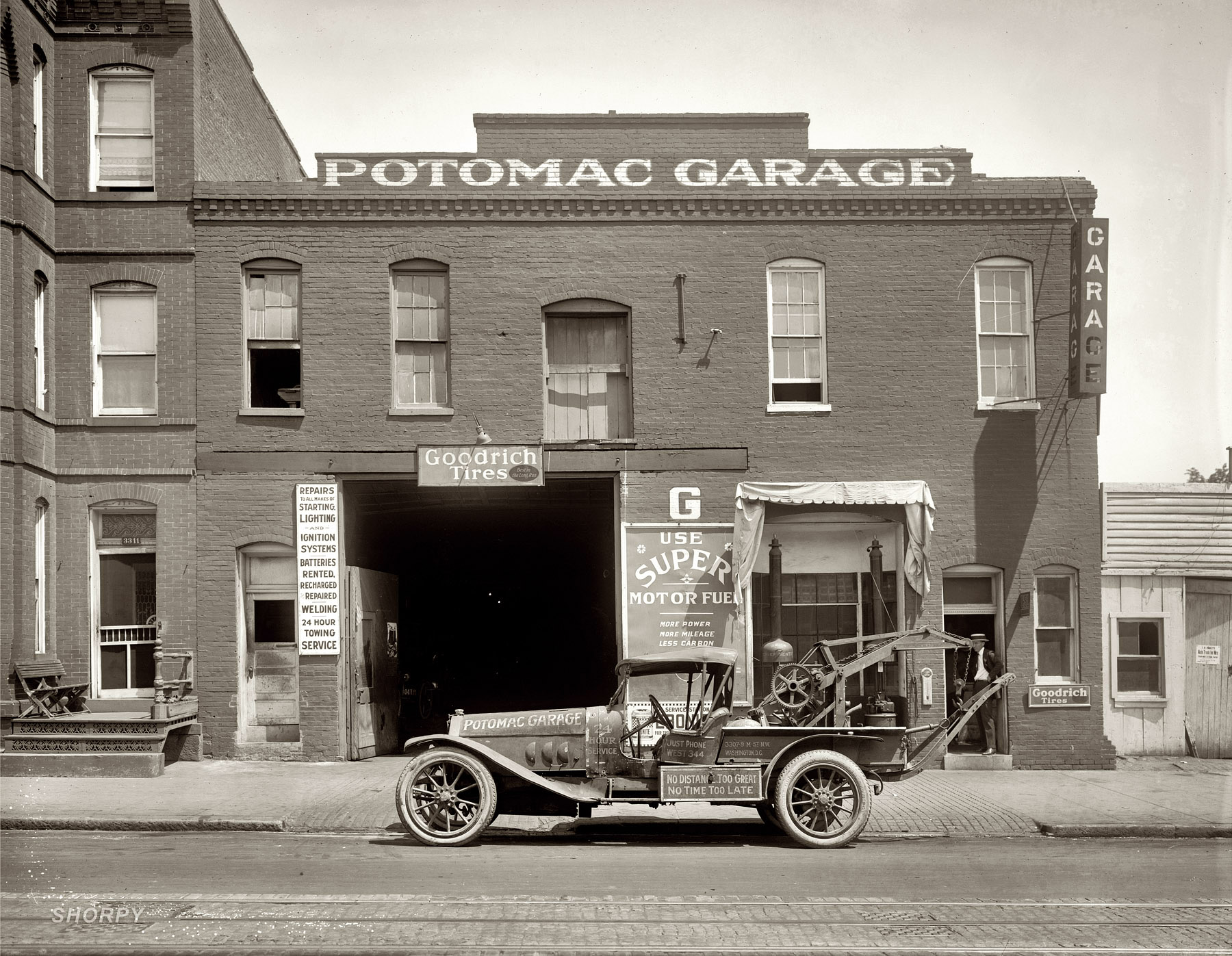 That is car in the shop. Америка Shorpy 1922. Первые автомастерские. Автомастерская в Америке. Америка 30 х годов.