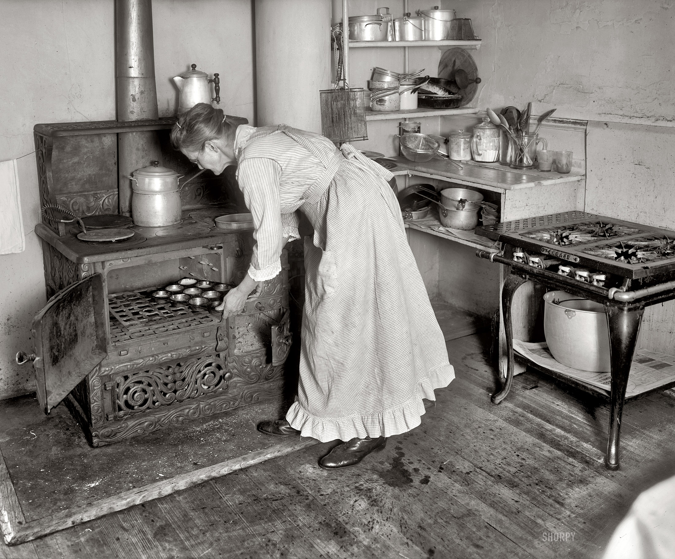Как жили старые времена. 11 Июня 1742 года в США изобретена кухонная плита. Старинная кухня. Американский быт в начале двадцатого века. Кухня конца 19 века.
