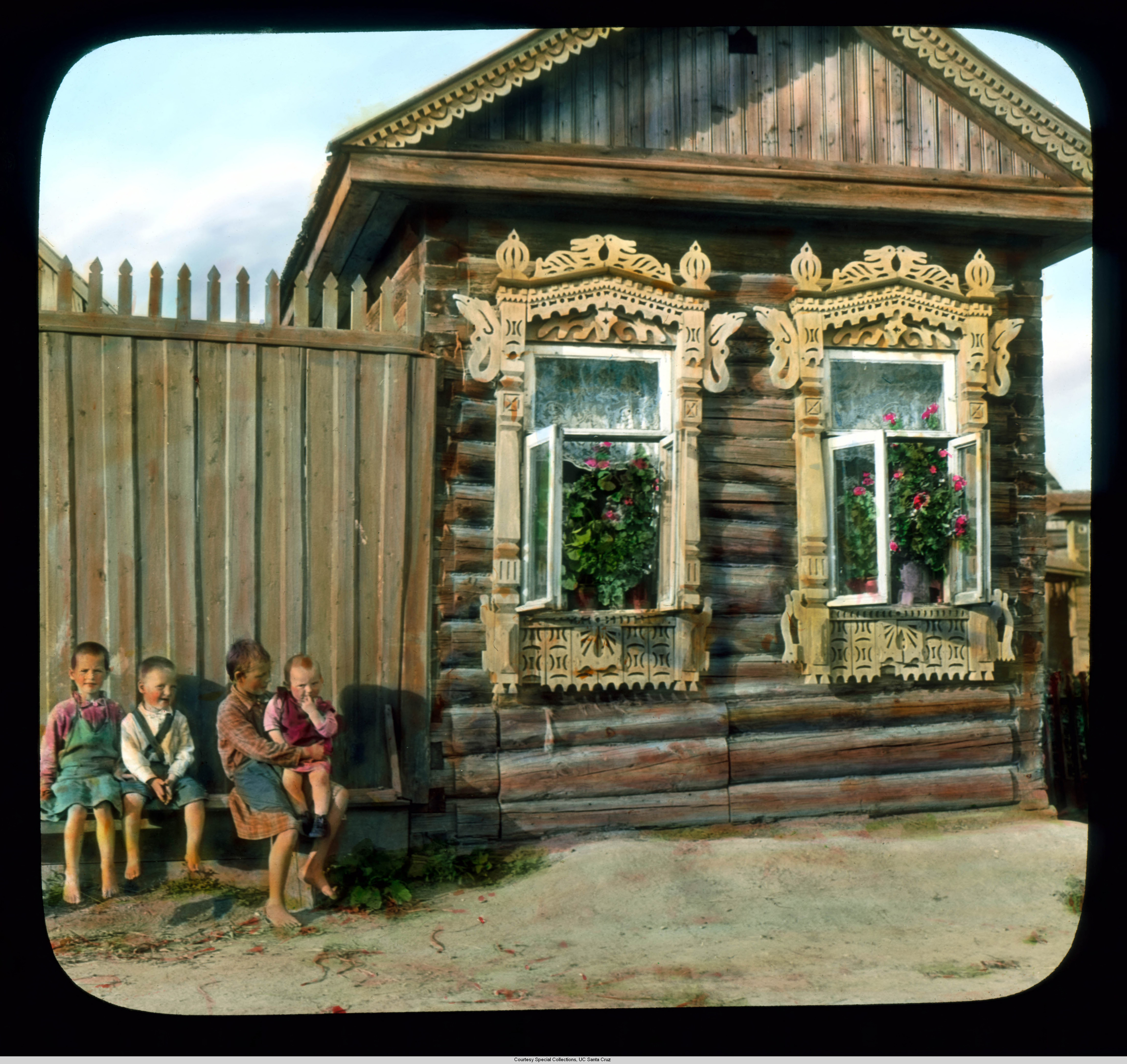Возле избы. Дом изба в деревне старое Сихино. Деревянный дом 1930 года деревня. Деревенский домик. Старинный деревянный дом.