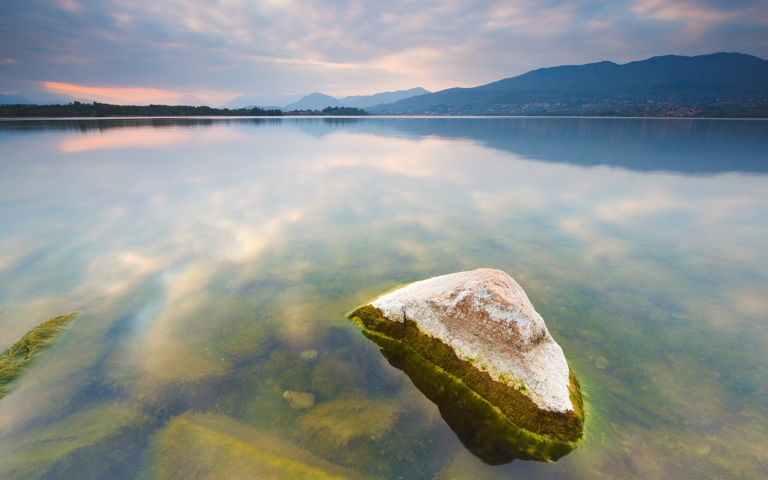 Озеро качество воды. Озеро с прозрачной водой. Озеро камни. Вода озеро. Камни в реке.