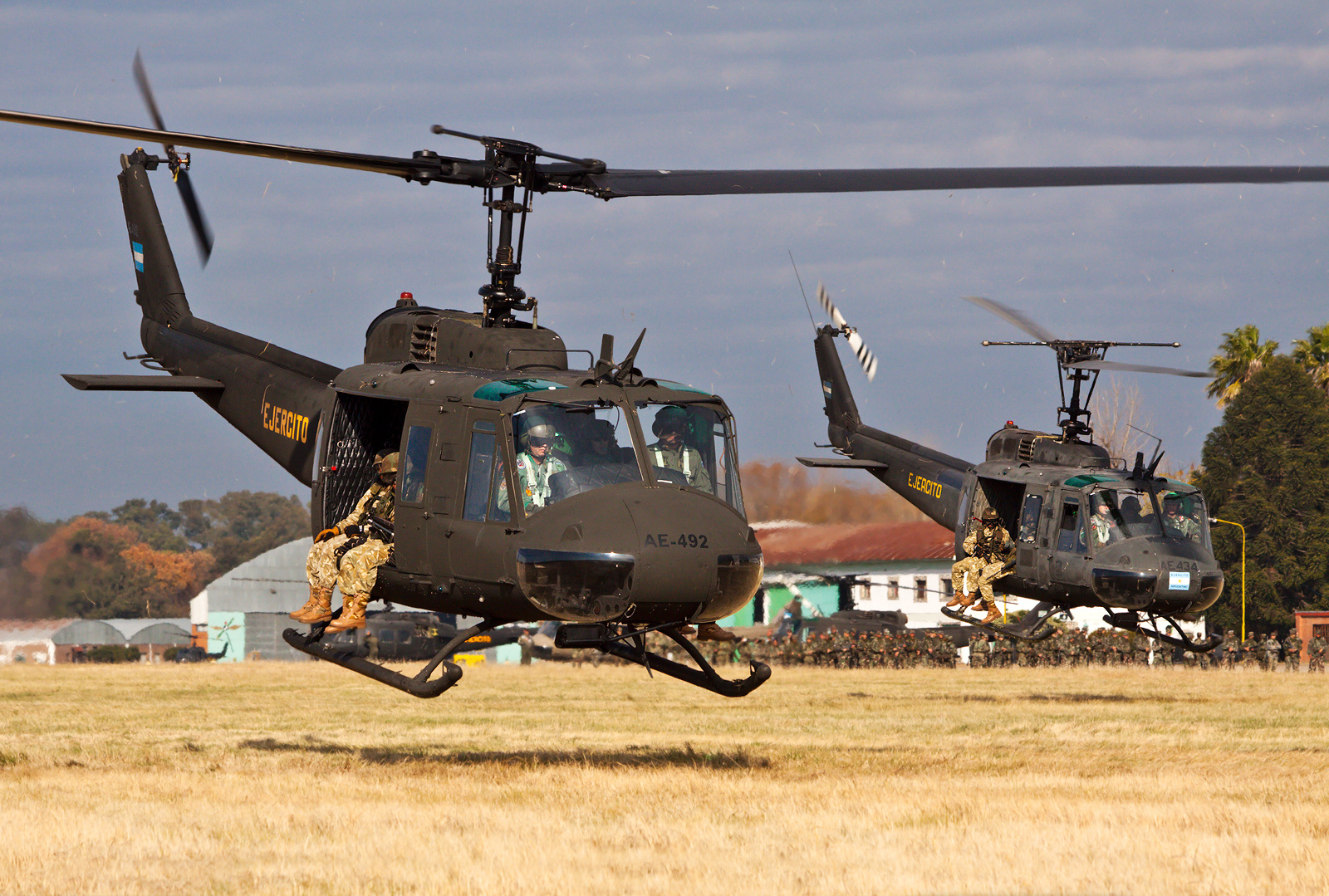 Американские военные вертолеты. Bell uh-1 ирокез. Белл uh-1 «ирокез». Bell uh-1 Iroquois вертолёты США. Uh-1 Iroquois во Вьетнаме.