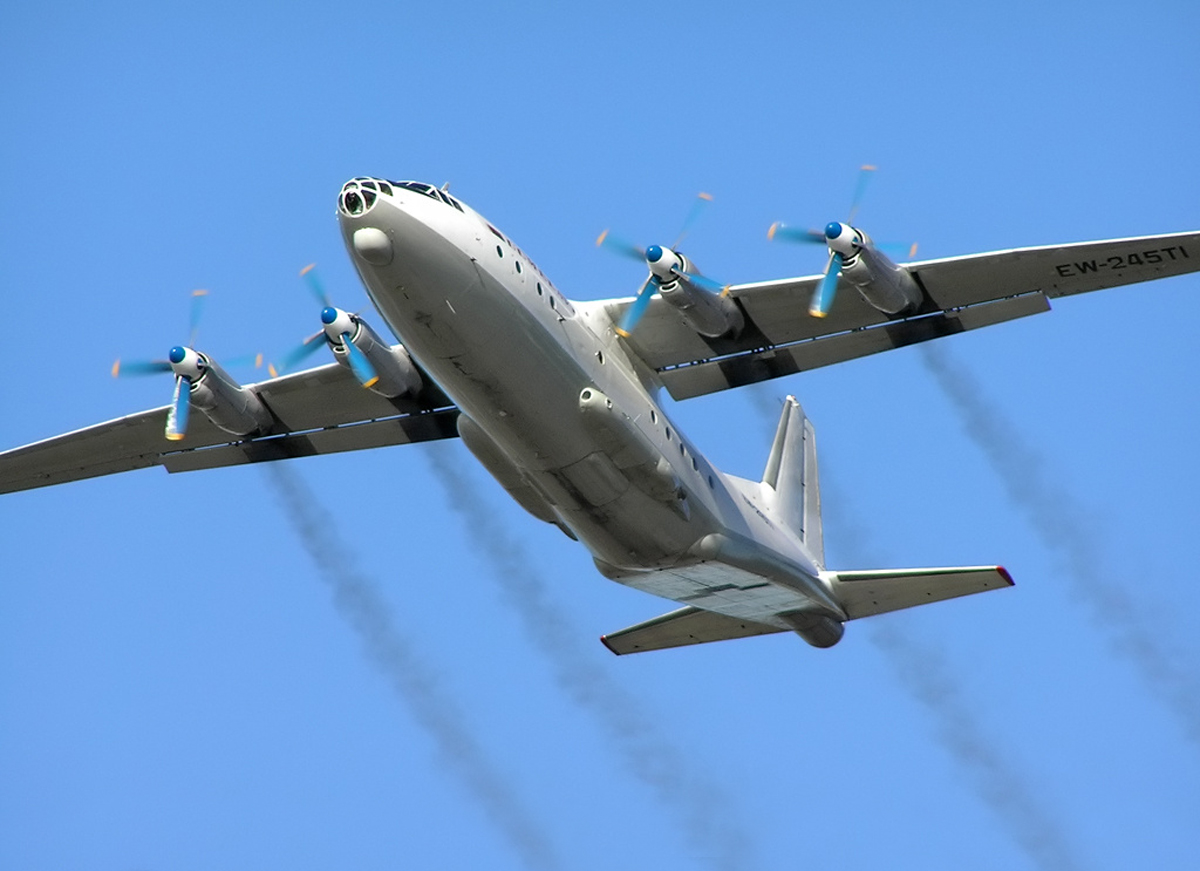 Военно транспортный самолет ан. Ан12 планер. АН-12 военно-транспортный самолёт. АН-12 бомбардировщик. Транспортный турбовинтовой самолет АН-12.