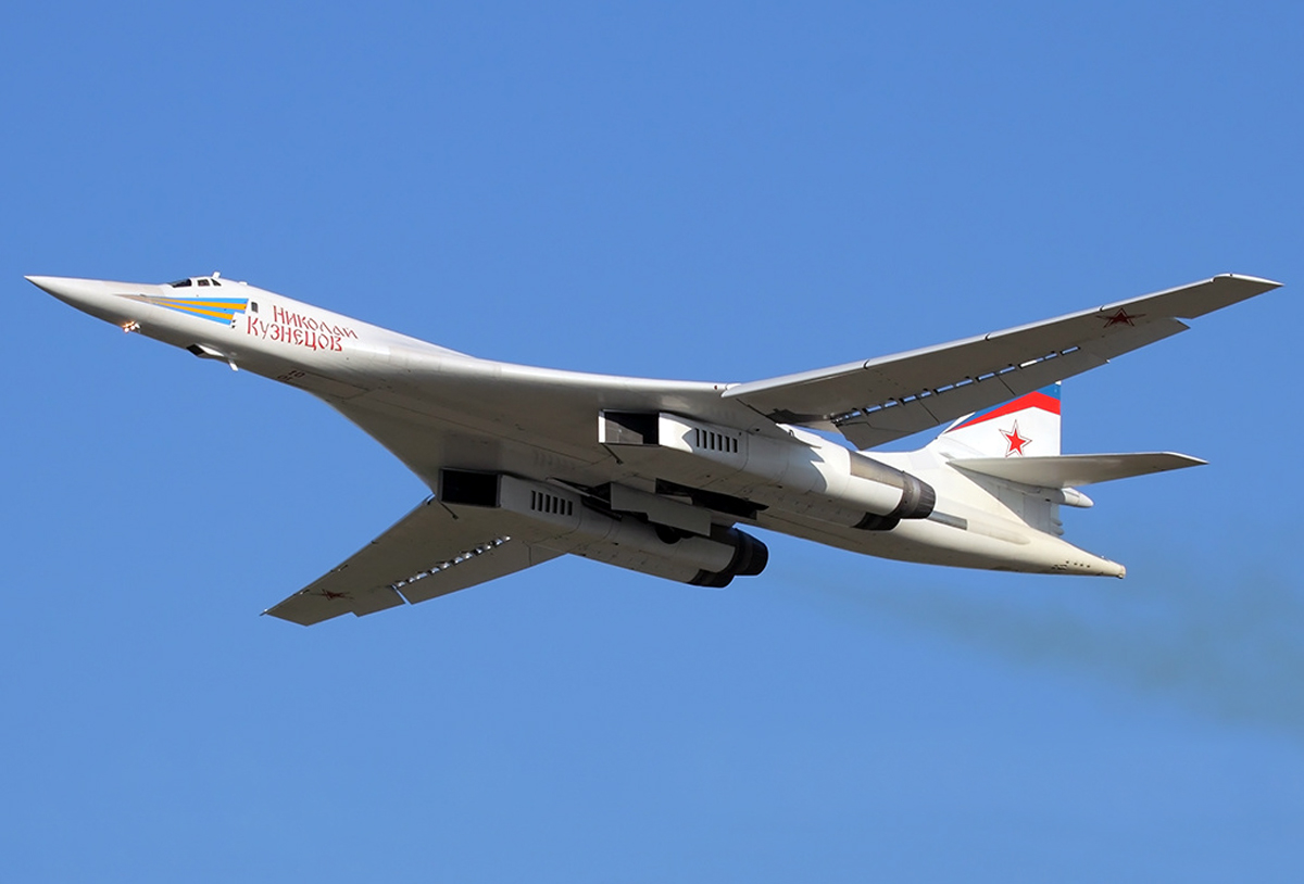 Ту 160 сверхзвуковой самолет вооружение. Бомбардировщик белый лебедь ту 160. Ту-160 сверхзвуковой самолёт. Ту-160м белый лебедь. Лебедь самолет ту 160.