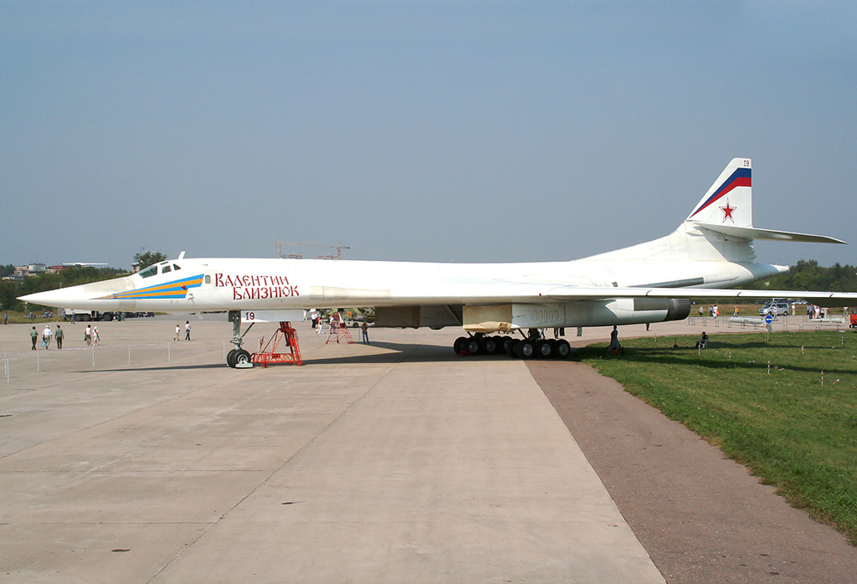 Ту 160 сверхзвуковой самолет вооружение. Ту-160 белый лебедь. Ту-160 сверхзвуковой самолёт. Ту-160 Жуковский. Сверхзвуковой белый лебедь ту-160.
