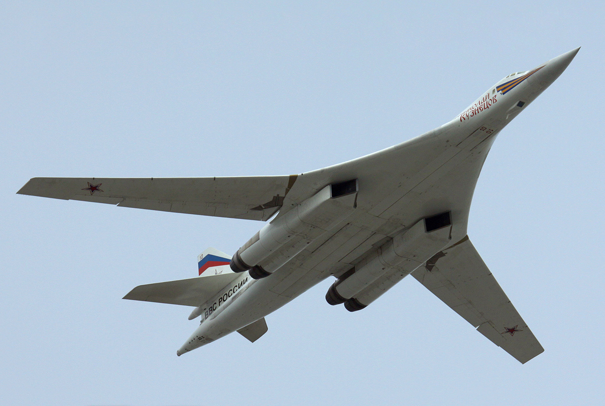 Ту 160 сверхзвуковой самолет вооружение. Ту-160 белый лебедь. Белый лебедь самолет ту 160. Ту-160 сверхзвуковой самолёт. Сверхзвуковой белый лебедь ту-160.