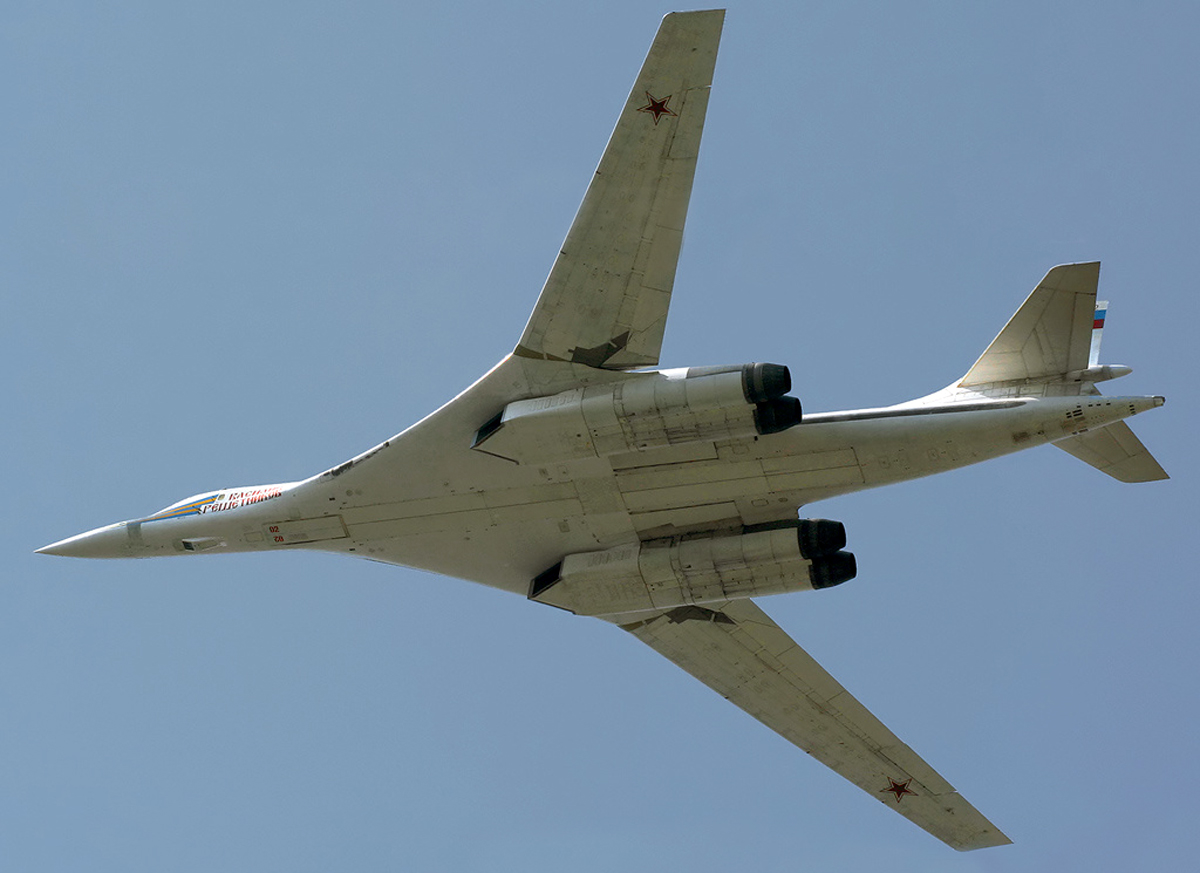 Белый лебедь высота. Т 160 белый лебедь. Ту бомбардировщик белый лебедь. Ту-160 сверхзвуковой самолёт. Ту 160 лебедь.