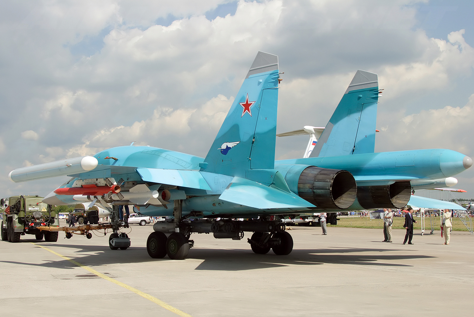 К какой авиации относится самолет су 34. Стабилизатор Су-34. Су-34 сопла. ГРОМОКРЯК Су-34. Су-27 истребитель-бомбардировщик.