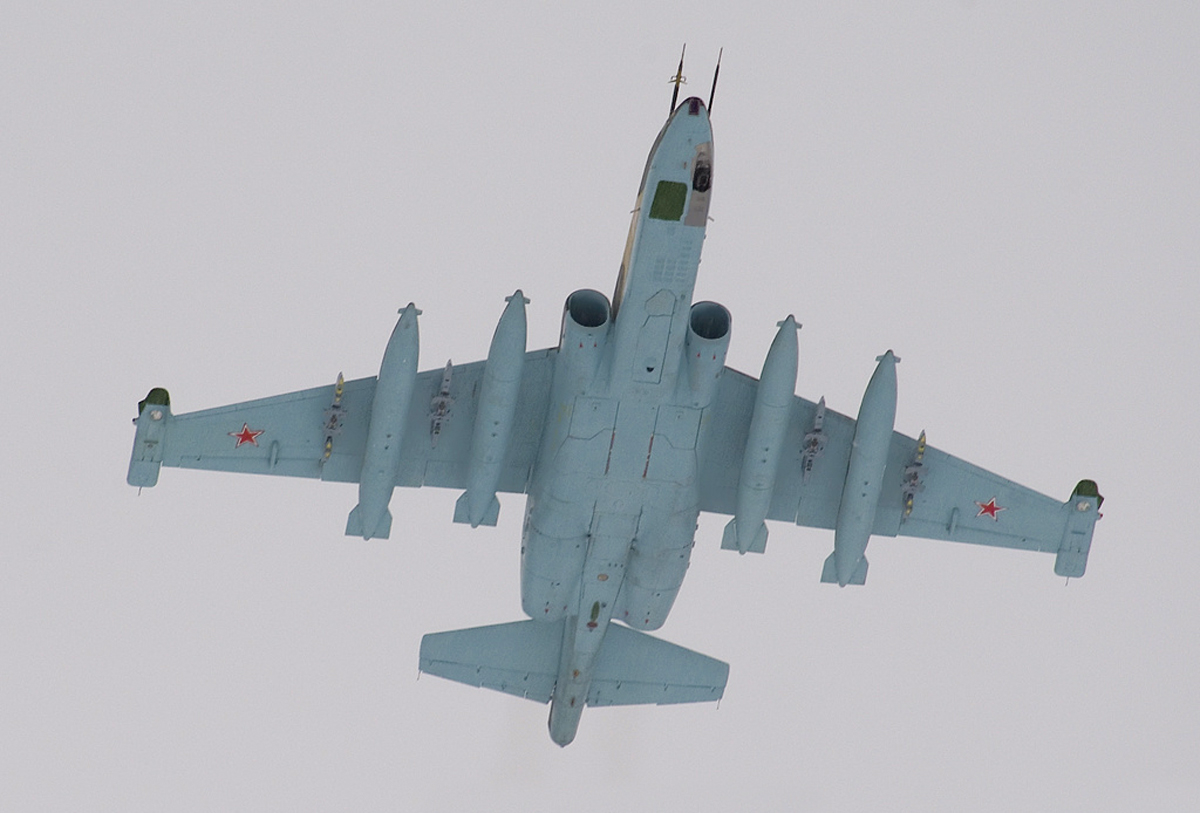 25 вид. Подвесной топливный бак Су-25. Подвесные баки Су 25. ПТБ-800 Су-25. Су-25 Штурмовик вид снизу.