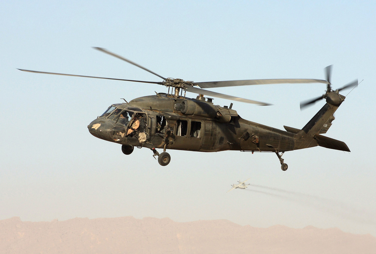 Вертолет uh 60 black hawk. Sikorsky uh-60 Black Hawk. Сикорский uh 60 вертолет. Вертолёт uh-60 Black Hawk. Вертолет Блэк Хоук.