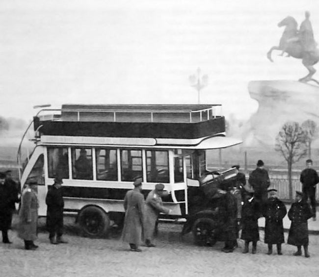 1907 год первый городской автобус. Автобус на Сенатской площади 1912. Омнибус 1910. Первый автобус в Москве 1907. Автобусы в Петербурге 1907 года.