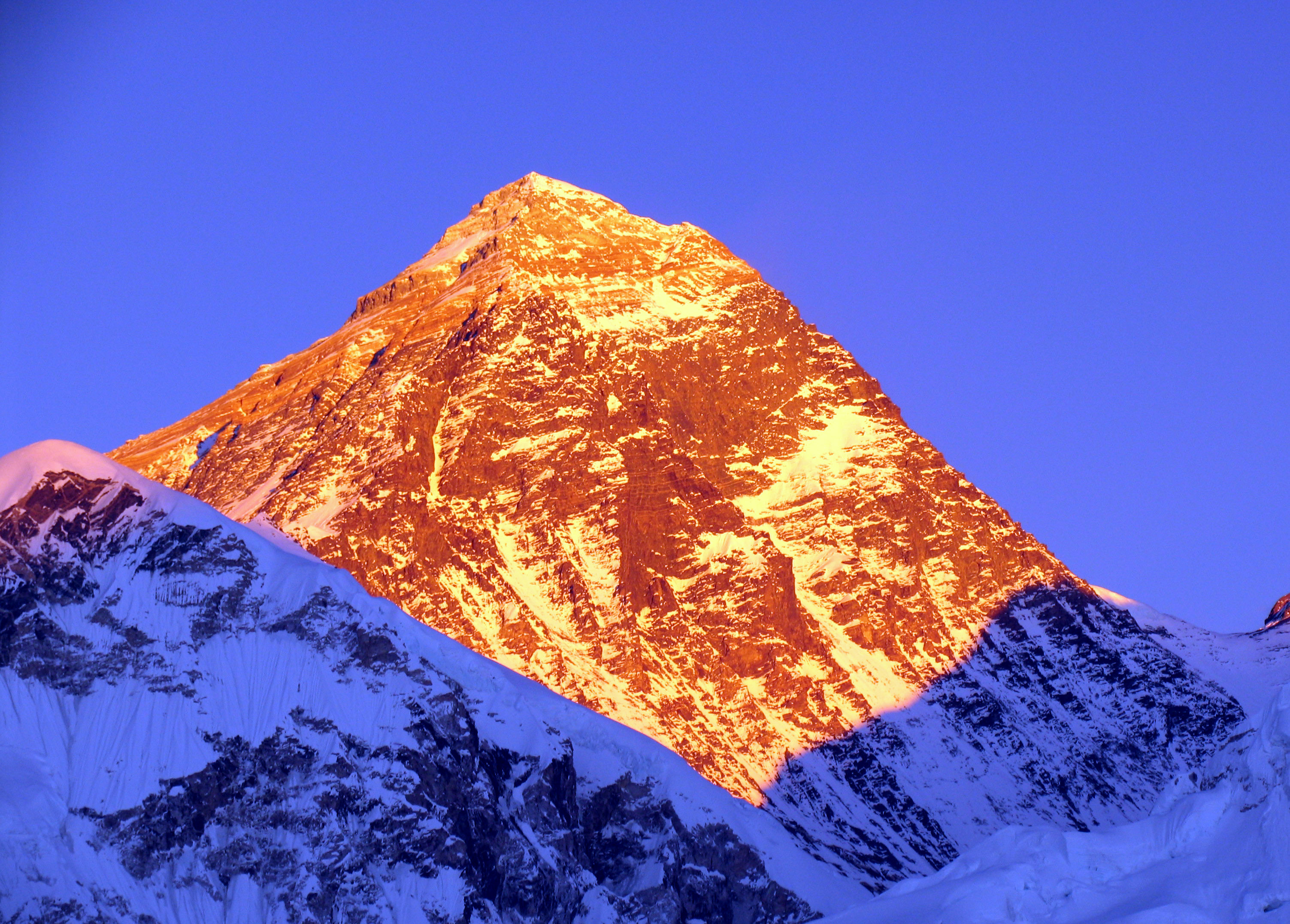 Золотая гора фото. Гора Кайлас на Алтае. Золотые горы Тибета. Гора золота. Золотистые горы.