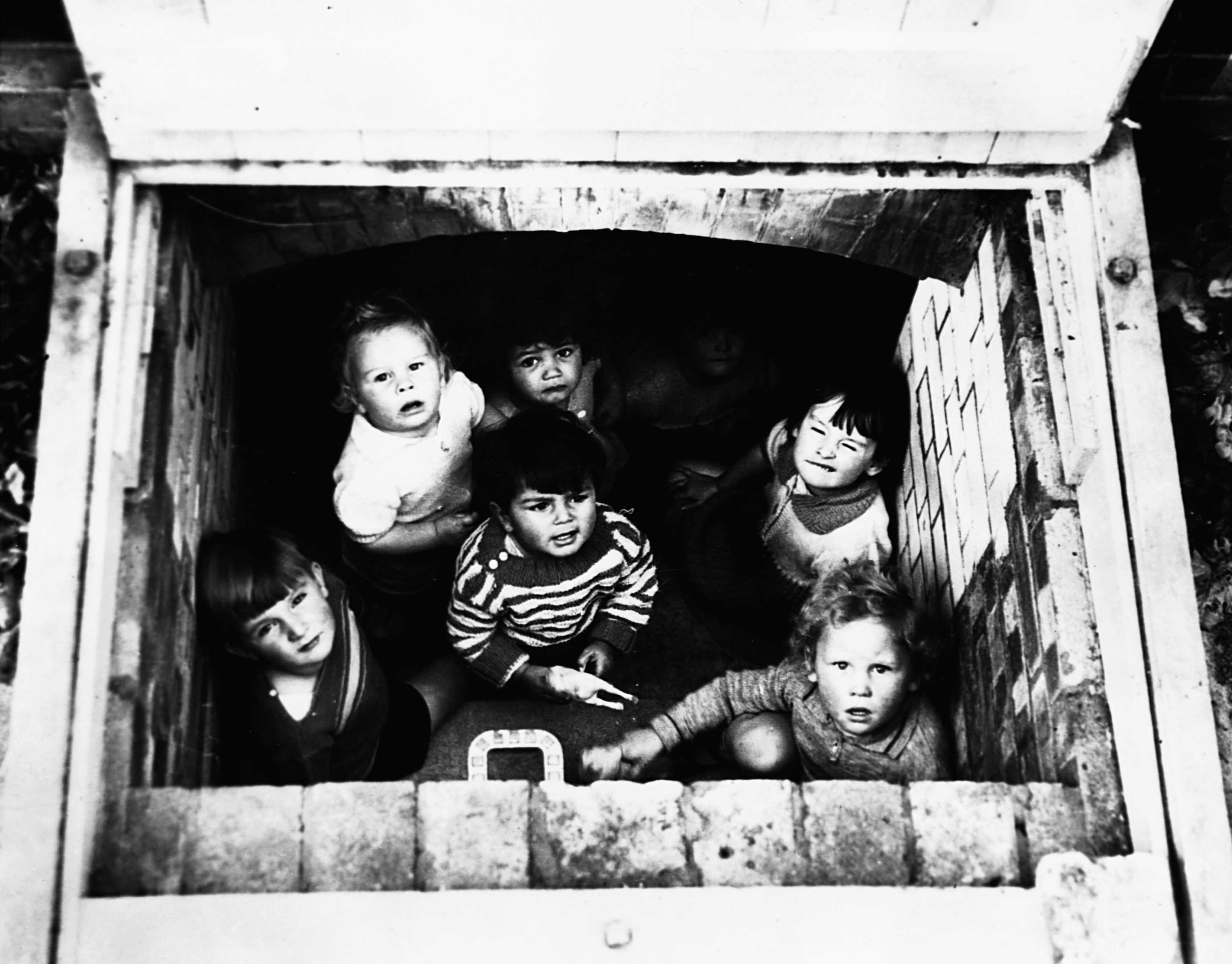 Народу в дом набилось. Под для детей. Дети войны в бомбоубежищах. Дети в подвале во время войны. Дети прячутся в подвале.