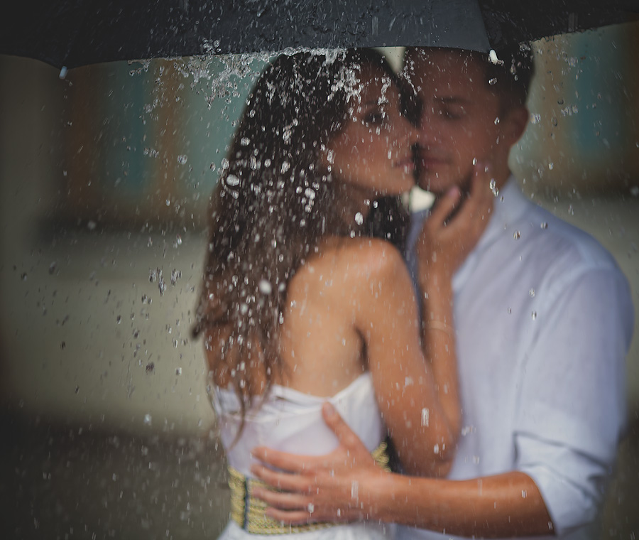 Парни девки в душе. Парень и девушка под дождем. Поцелуй под дождем. Влюблённые под дождём. Дождь парень с девушкой.